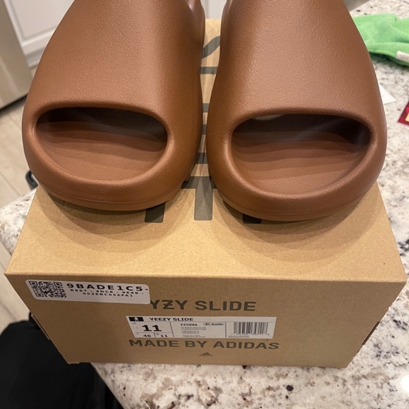 Adidas Yeezy Slides - Picture 7 of 8